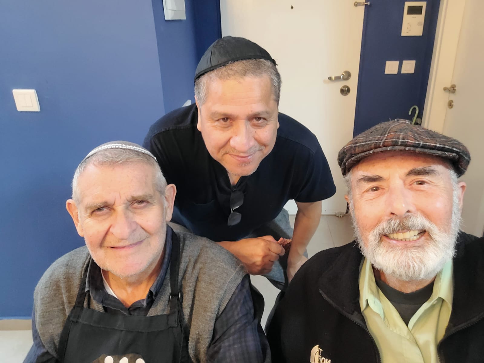 Tres amigos del club sonriendo juntos