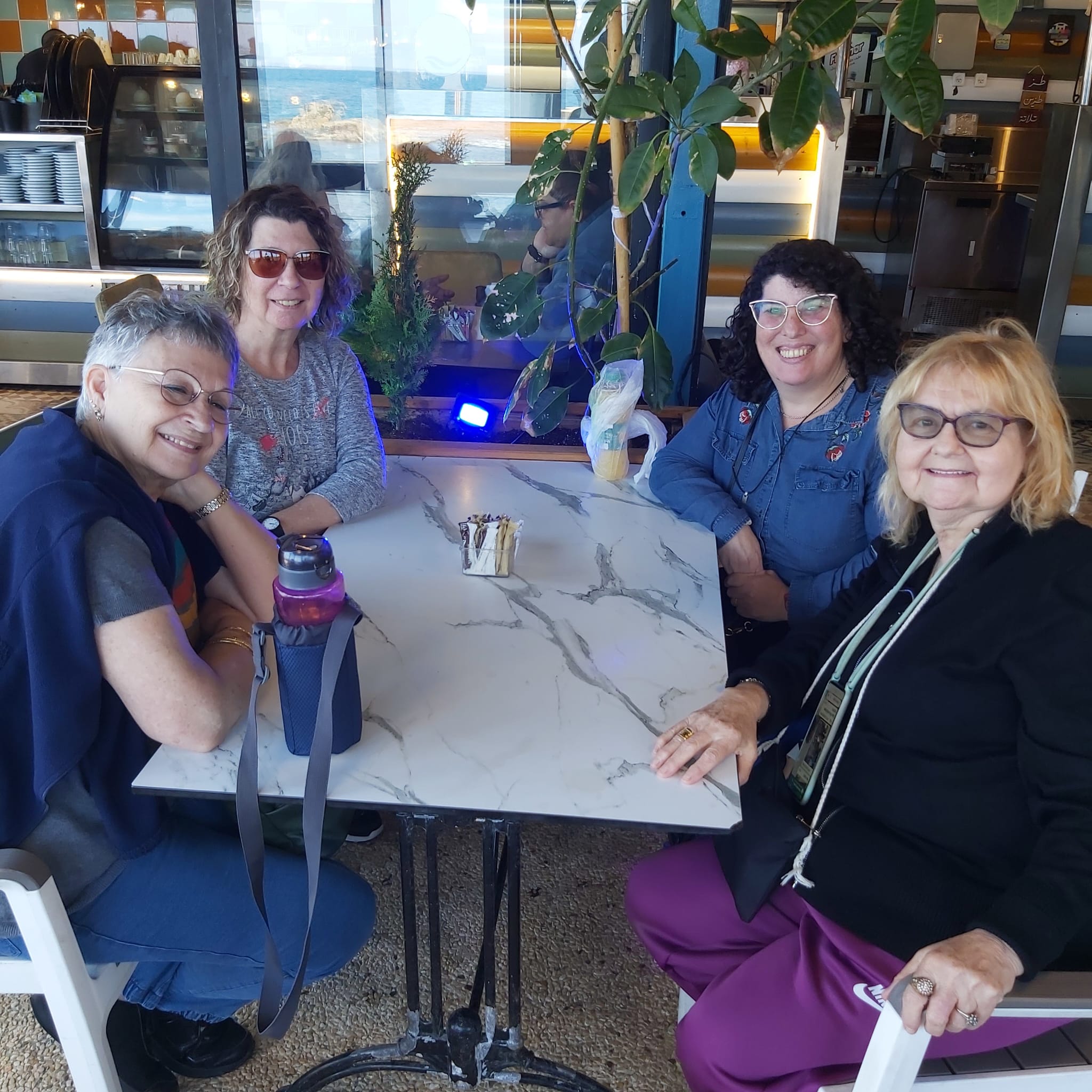Risas y café: la cita que nadie quiere perderse.